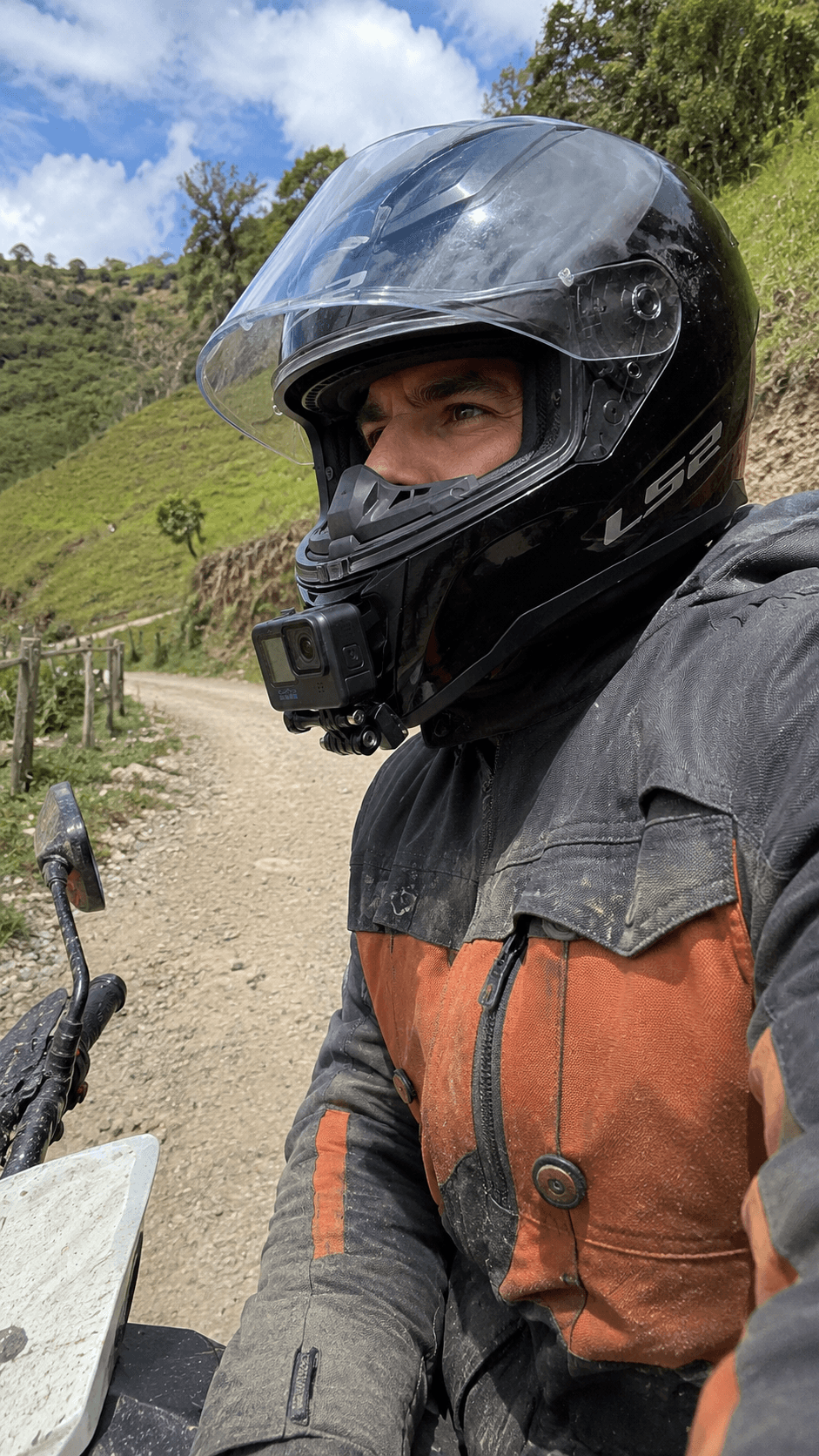 Rider dual sport en destapado con soporte de menton