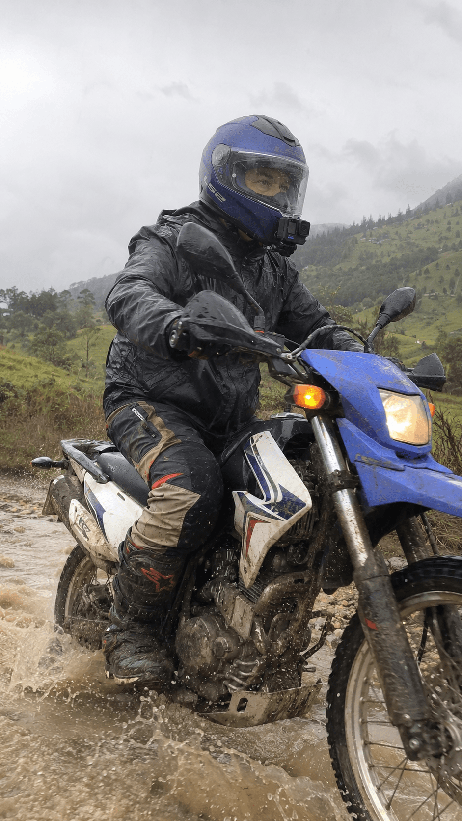Rider de enduro usando soporte de menton bajo lluvia
