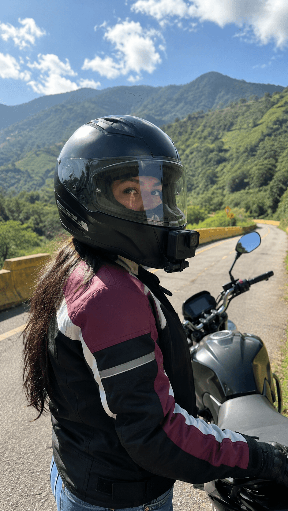 Rider touring en montana con soporte de camara en casco
